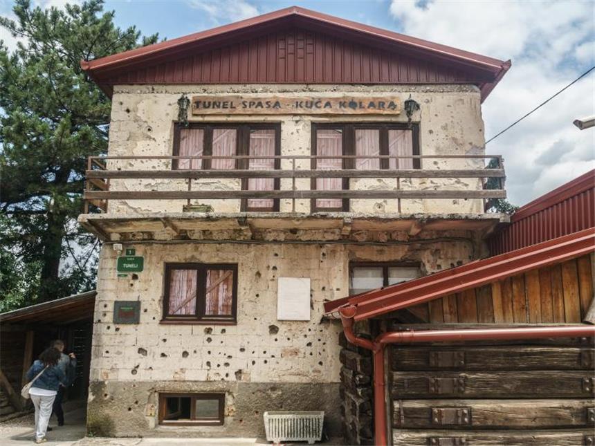 Erinnerung an den Krieg: Sarajevos "Tunnel des Lebens" Fassade voller Einschusslöcher: das Tunnel-Museum südlich des Flughafens in Sarajevos Vorort Butmir. Foto: Philipp Laage/dpa-tmn