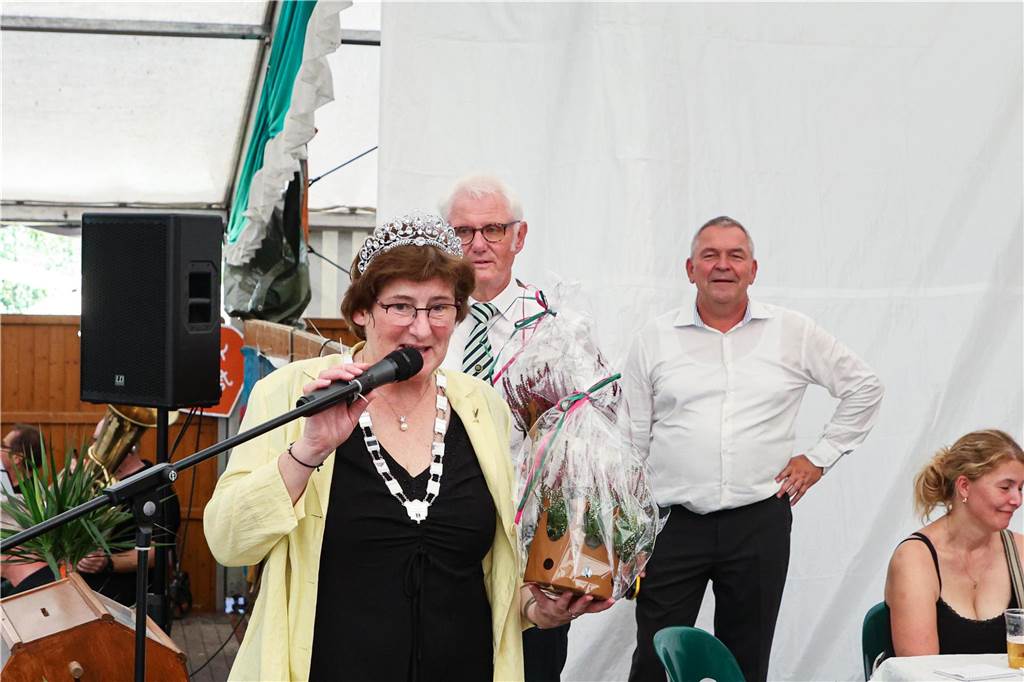 Fassanstich, die Proklamation von Kaiser- und Königspaar sowie der Festumzug standen am Sonntag auf dem Programm beim Husener Dorffest.