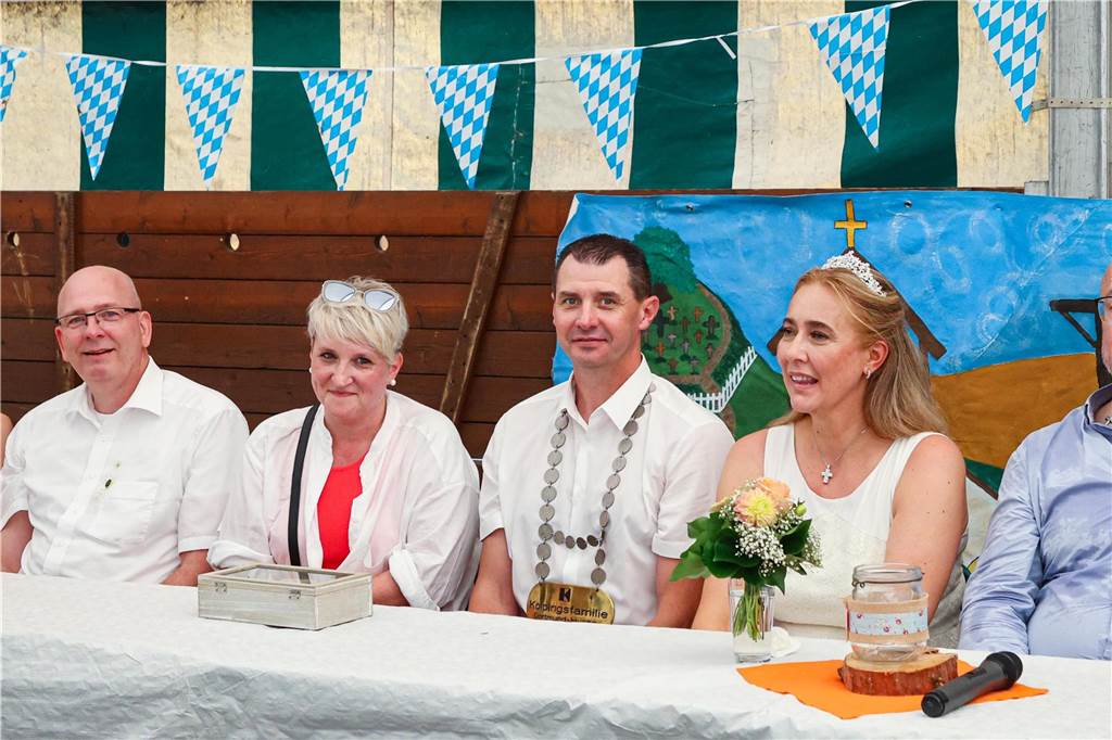 Fassanstich, die Proklamation von Kaiser- und Königspaar sowie der Festumzug standen am Sonntag auf dem Programm beim Husener Dorffest.