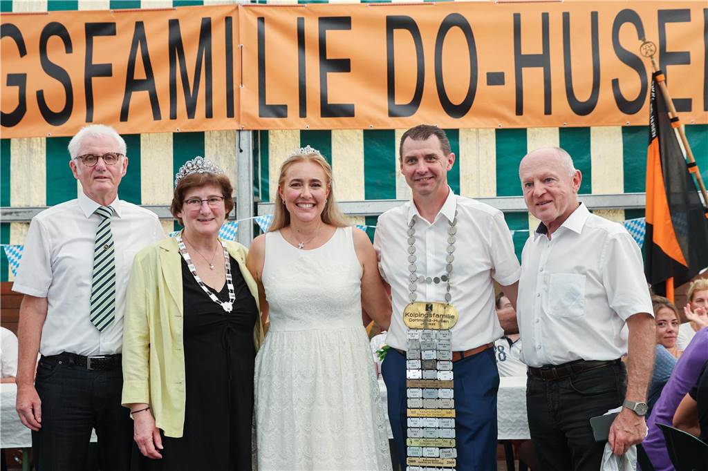 Fassanstich, die Proklamation von Kaiser- und Königspaar sowie der Festumzug standen am Sonntag auf dem Programm beim Husener Dorffest.