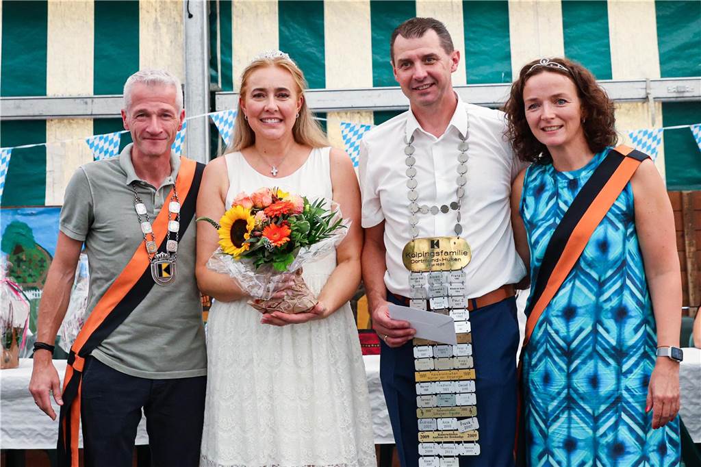 Fassanstich, die Proklamation von Kaiser- und Königspaar sowie der Festumzug standen am Sonntag auf dem Programm beim Husener Dorffest.