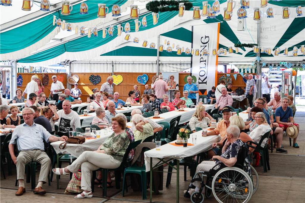 Fassanstich, die Proklamation von Kaiser- und Königspaar sowie der Festumzug standen am Sonntag auf dem Programm beim Husener Dorffest.