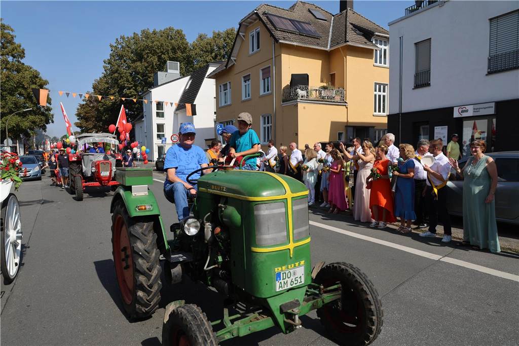 Fassanstich, die Proklamation von Kaiser- und Königspaar sowie der Festumzug standen am Sonntag auf dem Programm beim Husener Dorffest.