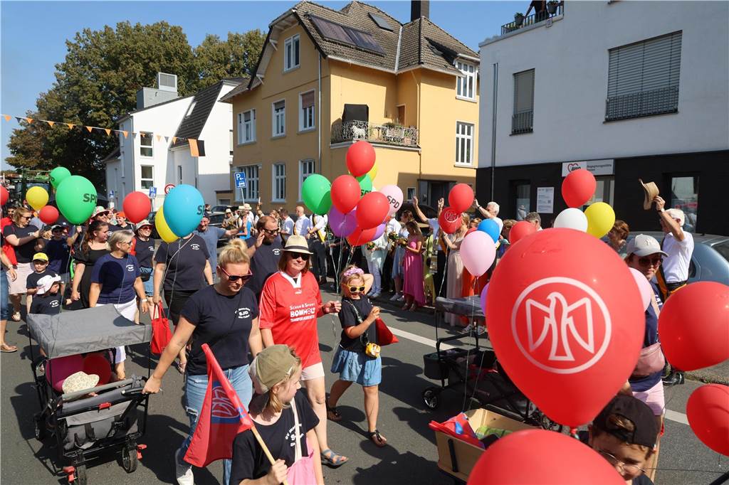 Fassanstich, die Proklamation von Kaiser- und Königspaar sowie der Festumzug standen am Sonntag auf dem Programm beim Husener Dorffest.