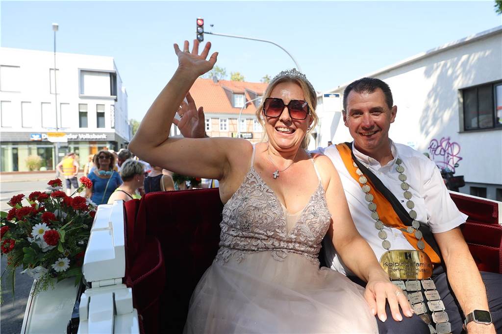 Fassanstich, die Proklamation von Kaiser- und Königspaar sowie der Festumzug standen am Sonntag auf dem Programm beim Husener Dorffest.