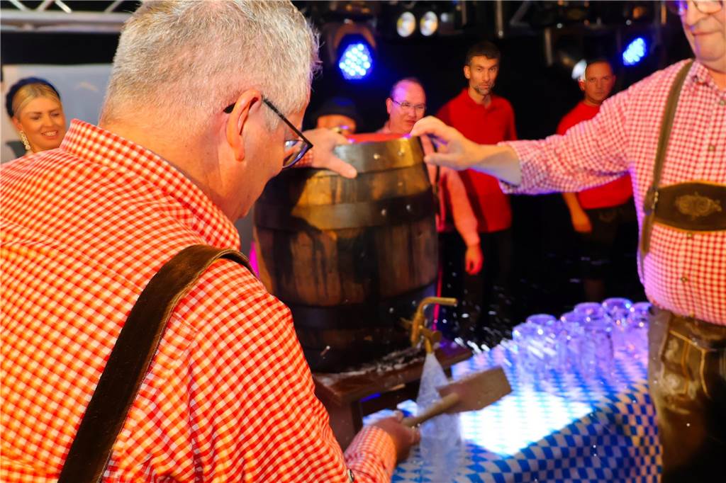 Oktoberfest in Raesfeld-Erle: Gäste tanzten auf Bänken und Tischen Fassanstich im Festzelt: An der Treffsicherheit von Raesfelds Bürgermeister Martin Tesing, die dieser schon zuvor bewiesen hatte, gab es keinerlei Zweifel.
