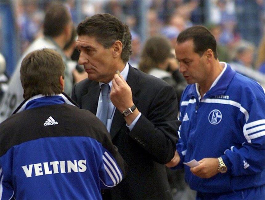 19. Mai 2001: Als der Fußball-Gott Schalke verließ Fassungslos: Rudi Assauer (M.) und Huub Stevens (r.).