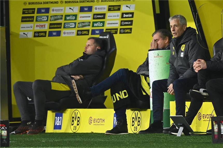 Große BVB-Ratlosigkeit: Erhält Favre die Chance auf die schnelle Trendwende? Fassungslos (v.r.): Lucien Favre, Michael Zorc und Matthias Kleinsteiber.