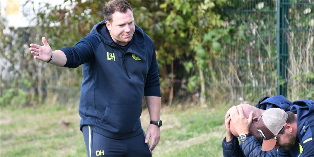 Spvg Schwerin kassiert erste Saisonniederlage – eine dicke Packung von CSV Linden Fassungslos waren alle auf der Trainerbank der Spvg Schwerin – mit Coach Dennis Hasecke (l.).