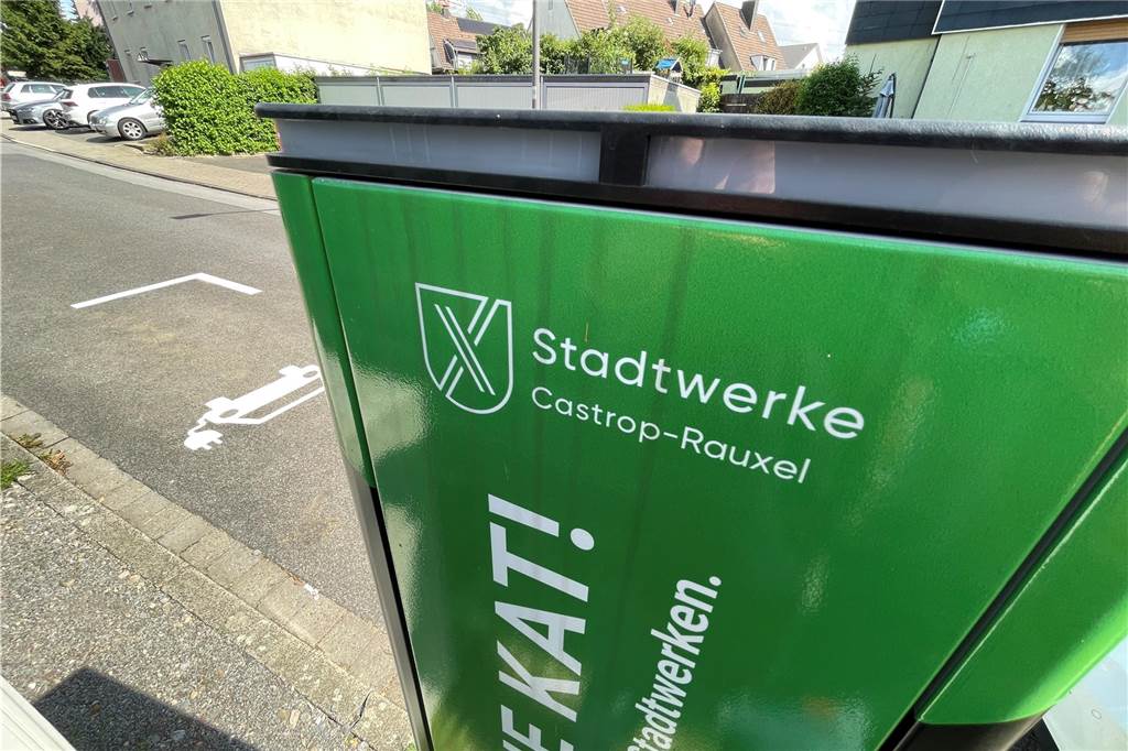 E-Autos und Ladesäulen: Wieder Ärger um Parkplatz-Verluste und -Regeln Fast 100 grüne Stromladesäulen haben die Stadtwerke in den vergangenen Monaten in Castrop-Rauxel aufgestellt. Nun sind die meisten von ihnen ans Netz gegangen. Davor befinden sich jetzt zumeist zwei Parkflächen für Ladevorgänge.