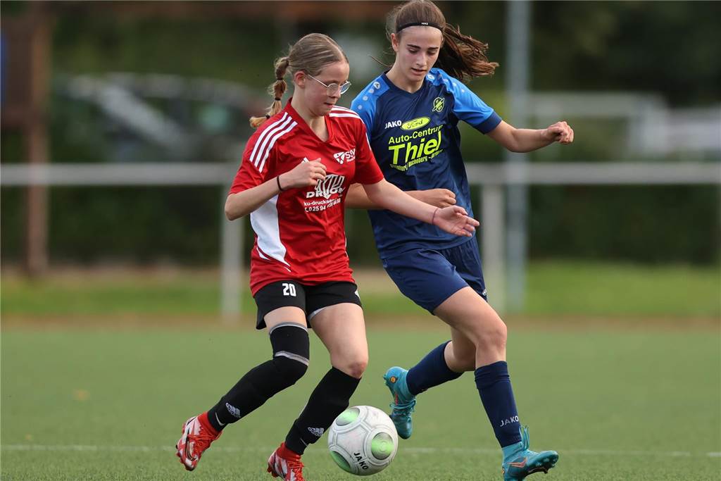 Leonie Prüße spielt beim SV Herbern groß auf Leonie Prüße im Zweikampf.