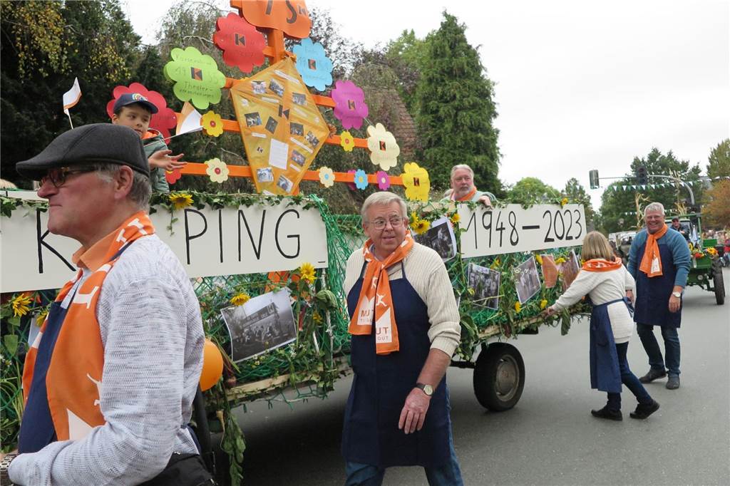 Fast 20 Gruppen, Nachbarschaften und Vereine beteiligten sich auf Einladung der Landjugend Erle/Rhade am Erntedankumzug in Erle. Er findet eigentlich alle drei Jahre statt und hat eine fast 100-jährige Tradition.