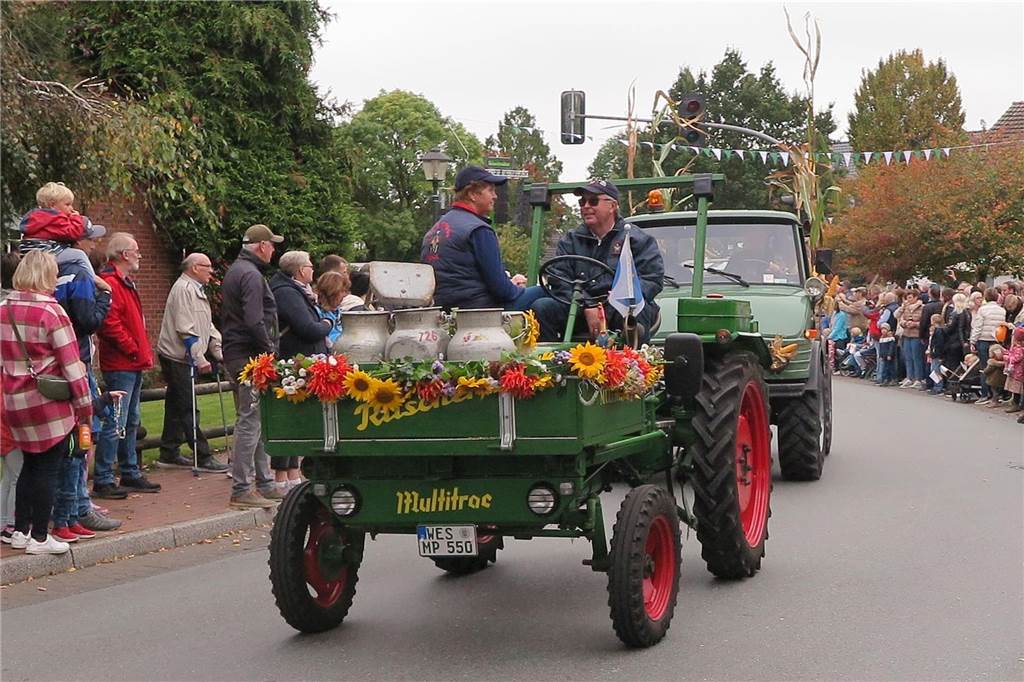 Fast 20 Gruppen, Nachbarschaften und Vereine beteiligten sich auf Einladung der Landjugend Erle/Rhade am Erntedankumzug in Erle. Er findet eigentlich alle drei Jahre statt und hat eine fast 100-jährige Tradition.