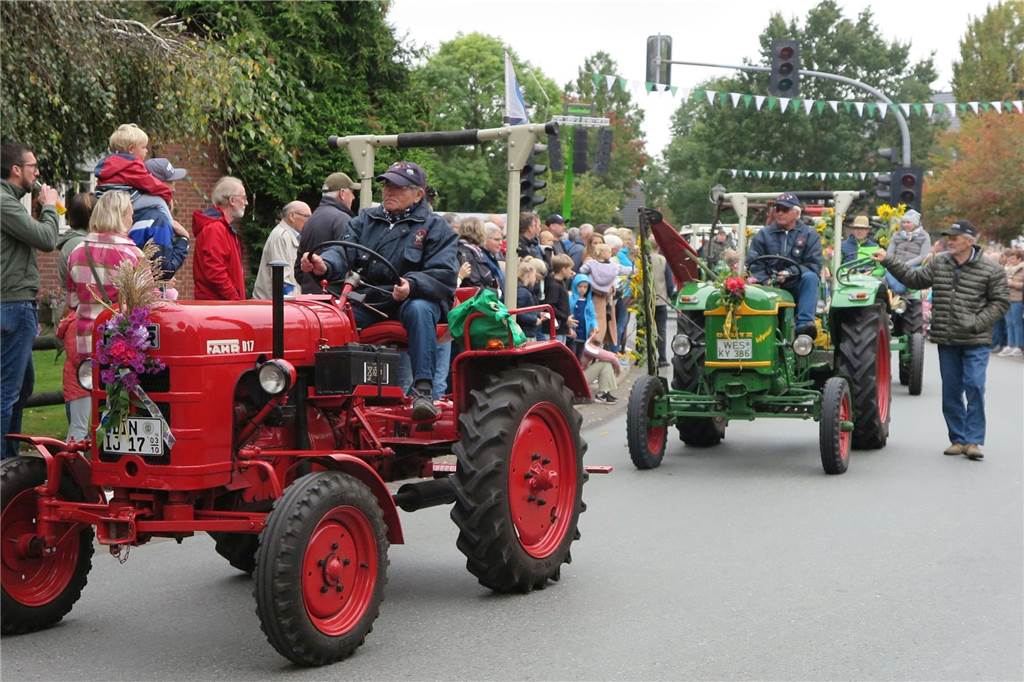 Fast 20 Gruppen, Nachbarschaften und Vereine beteiligten sich auf Einladung der Landjugend Erle/Rhade am Erntedankumzug in Erle. Er findet eigentlich alle drei Jahre statt und hat eine fast 100-jährige Tradition.