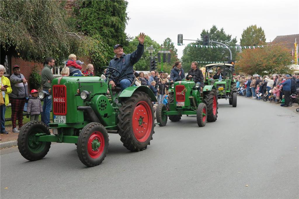 Fast 20 Gruppen, Nachbarschaften und Vereine beteiligten sich auf Einladung der Landjugend Erle/Rhade am Erntedankumzug in Erle. Er findet eigentlich alle drei Jahre statt und hat eine fast 100-jährige Tradition.