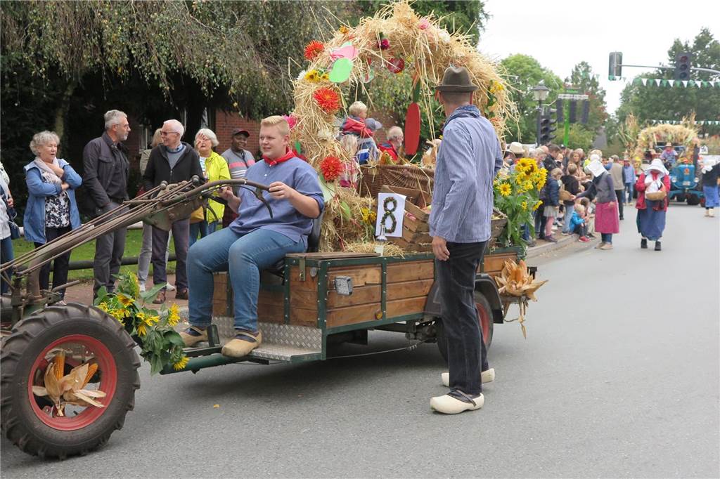Fast 20 Gruppen, Nachbarschaften und Vereine beteiligten sich auf Einladung der Landjugend Erle/Rhade am Erntedankumzug in Erle. Er findet eigentlich alle drei Jahre statt und hat eine fast 100-jährige Tradition.