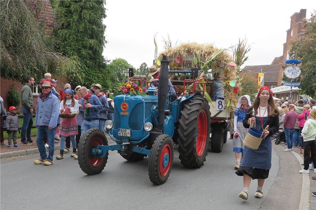 Fast 20 Gruppen, Nachbarschaften und Vereine beteiligten sich auf Einladung der Landjugend Erle/Rhade am Erntedankumzug in Erle. Er findet eigentlich alle drei Jahre statt und hat eine fast 100-jährige Tradition.