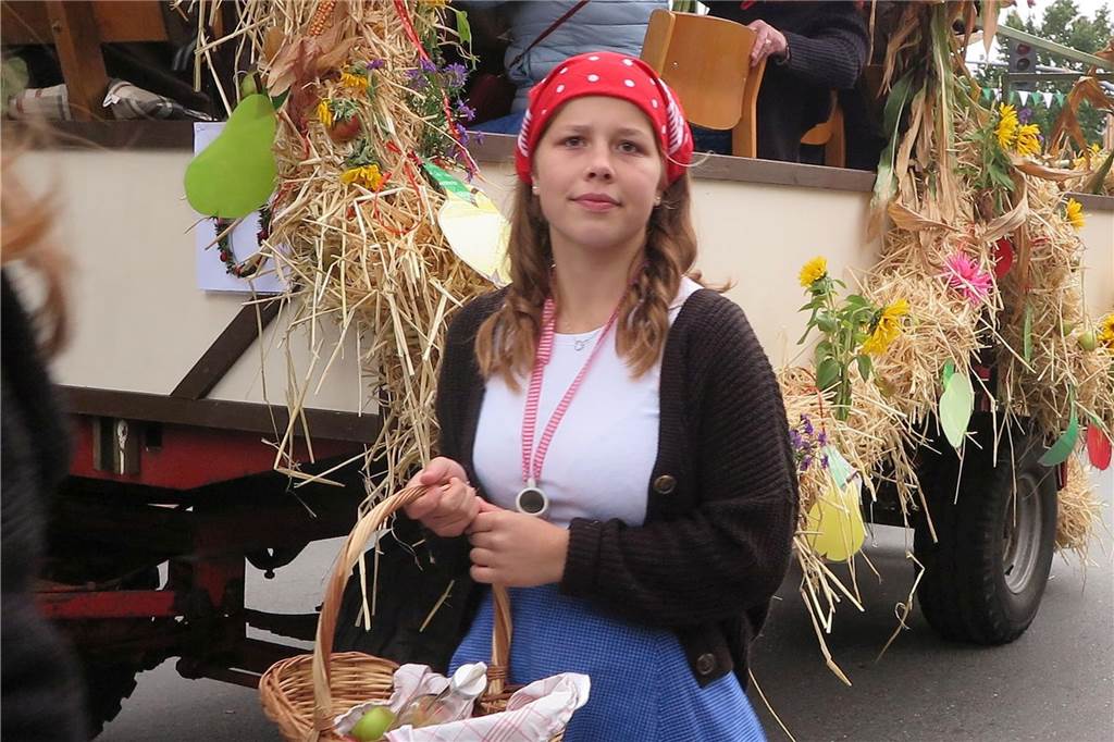 Fast 20 Gruppen, Nachbarschaften und Vereine beteiligten sich auf Einladung der Landjugend Erle/Rhade am Erntedankumzug in Erle. Er findet eigentlich alle drei Jahre statt und hat eine fast 100-jährige Tradition.