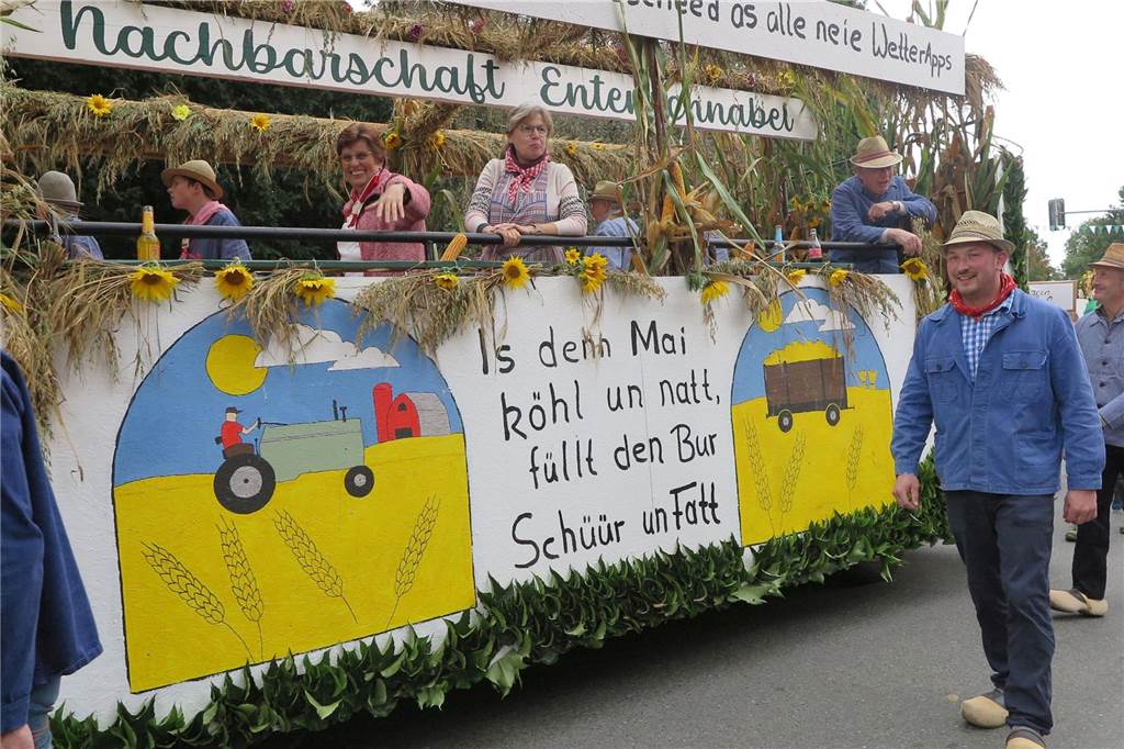 Fast 20 Gruppen, Nachbarschaften und Vereine beteiligten sich auf Einladung der Landjugend Erle/Rhade am Erntedankumzug in Erle. Er findet eigentlich alle drei Jahre statt und hat eine fast 100-jährige Tradition.