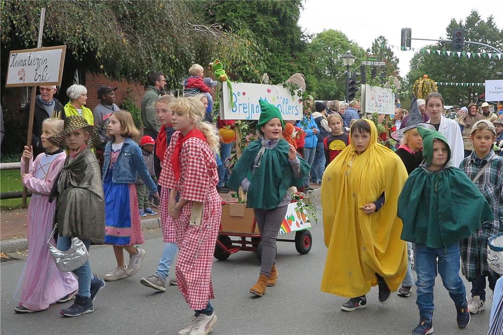 Fast 20 Gruppen, Nachbarschaften und Vereine beteiligten sich auf Einladung der Landjugend Erle/Rhade am Erntedankumzug in Erle. Er findet eigentlich alle drei Jahre statt und hat eine fast 100-jährige Tradition.
