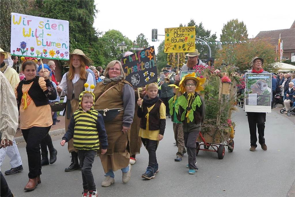 Fast 20 Gruppen, Nachbarschaften und Vereine beteiligten sich auf Einladung der Landjugend Erle/Rhade am Erntedankumzug in Erle. Er findet eigentlich alle drei Jahre statt und hat eine fast 100-jährige Tradition.