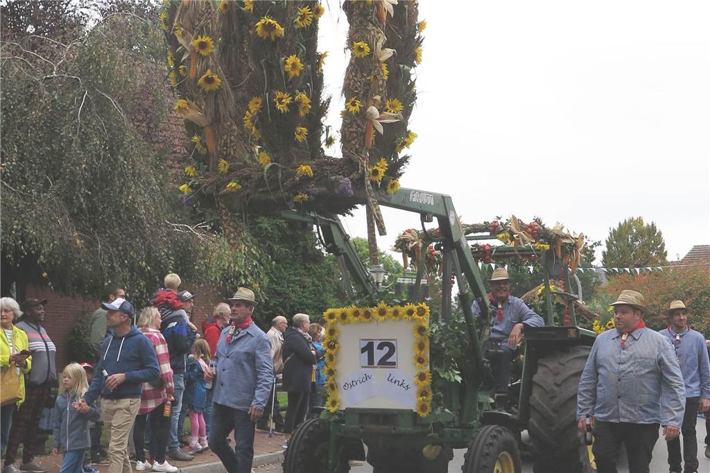 Fast 20 Gruppen, Nachbarschaften und Vereine beteiligten sich auf Einladung der Landjugend Erle/Rhade am Erntedankumzug in Erle. Er findet eigentlich alle drei Jahre statt und hat eine fast 100-jährige Tradition.