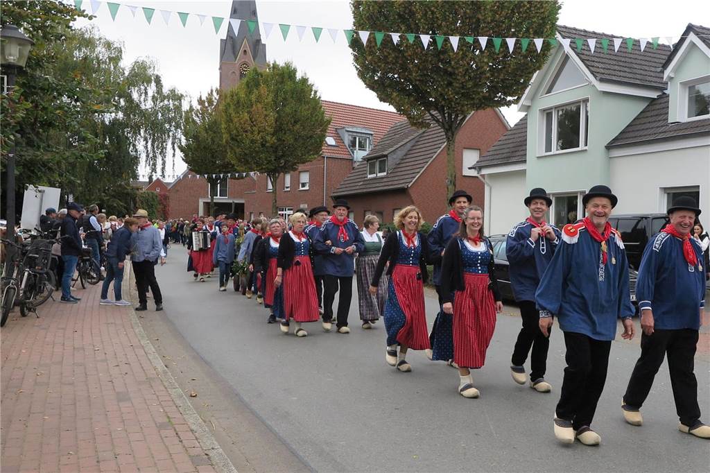 Fast 20 Gruppen, Nachbarschaften und Vereine beteiligten sich auf Einladung der Landjugend Erle/Rhade am Erntedankumzug in Erle. Er findet eigentlich alle drei Jahre statt und hat eine fast 100-jährige Tradition.