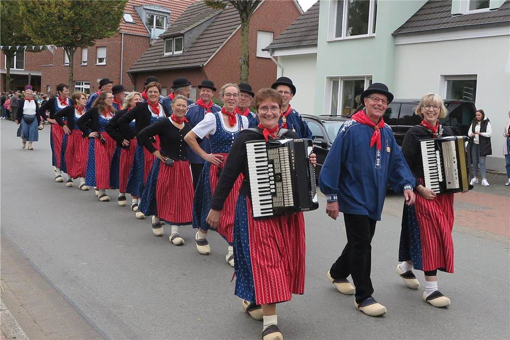 Fast 20 Gruppen, Nachbarschaften und Vereine beteiligten sich auf Einladung der Landjugend Erle/Rhade am Erntedankumzug in Erle. Er findet eigentlich alle drei Jahre statt und hat eine fast 100-jährige Tradition.