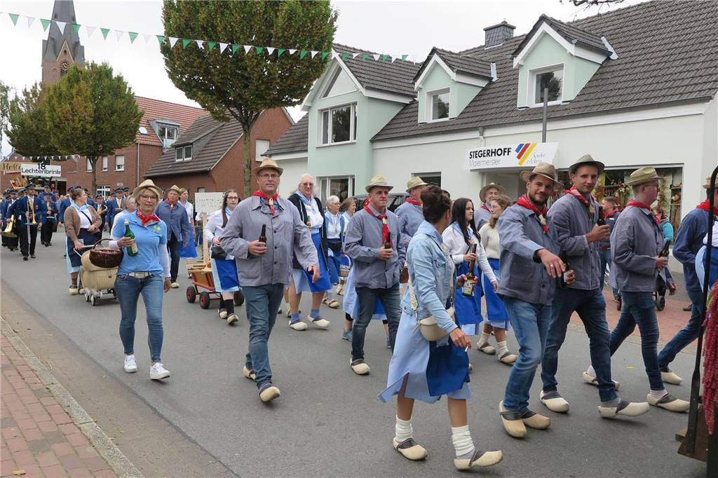 Fast 20 Gruppen, Nachbarschaften und Vereine beteiligten sich auf Einladung der Landjugend Erle/Rhade am Erntedankumzug in Erle. Er findet eigentlich alle drei Jahre statt und hat eine fast 100-jährige Tradition.