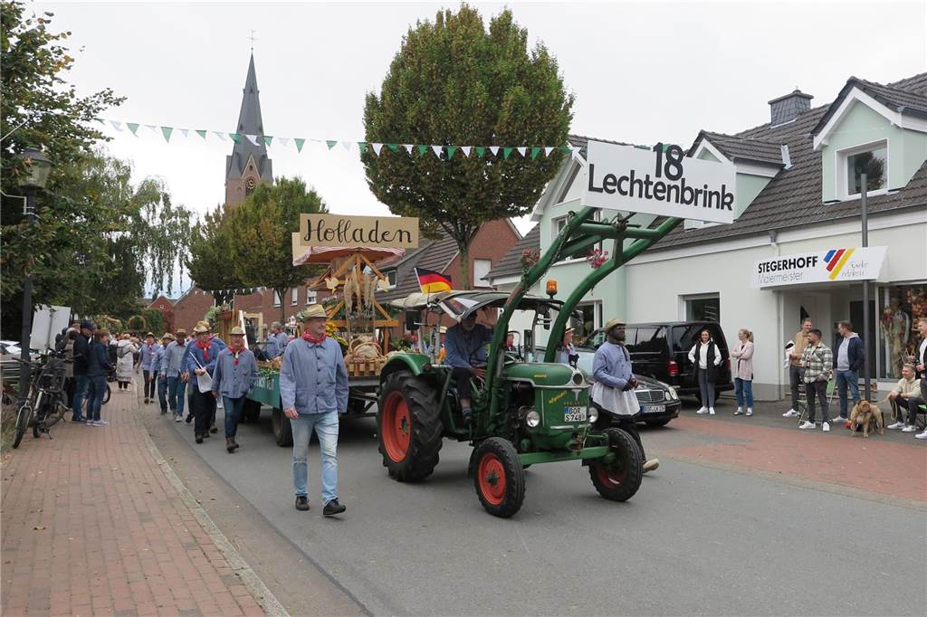 Fast 20 Gruppen, Nachbarschaften und Vereine beteiligten sich auf Einladung der Landjugend Erle/Rhade am Erntedankumzug in Erle. Er findet eigentlich alle drei Jahre statt und hat eine fast 100-jährige Tradition.