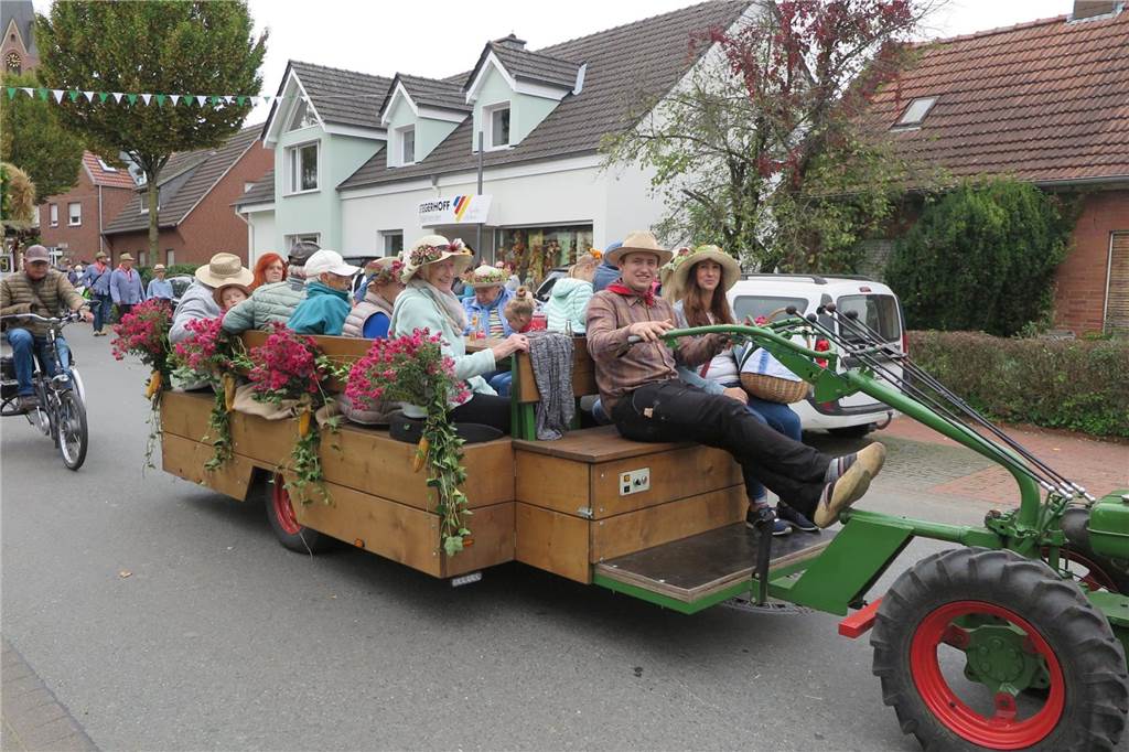 Fast 20 Gruppen, Nachbarschaften und Vereine beteiligten sich auf Einladung der Landjugend Erle/Rhade am Erntedankumzug in Erle. Er findet eigentlich alle drei Jahre statt und hat eine fast 100-jährige Tradition.