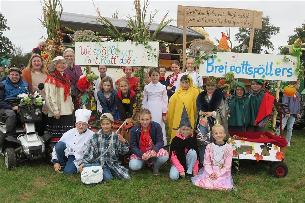 Fast 20 Gruppen, Nachbarschaften und Vereine beteiligten sich auf Einladung der Landjugend Erle/Rhade am Erntedankumzug in Erle. Er findet eigentlich alle drei Jahre statt und hat eine fast 100-jährige Tradition.