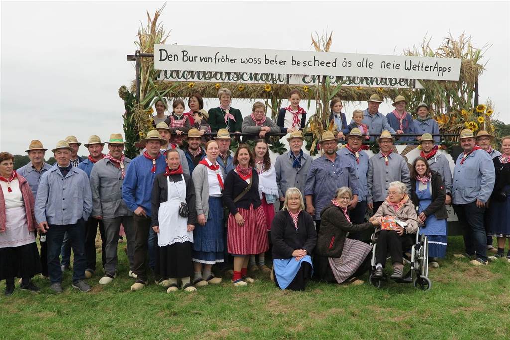 Fast 20 Gruppen, Nachbarschaften und Vereine beteiligten sich auf Einladung der Landjugend Erle/Rhade am Erntedankumzug in Erle. Er findet eigentlich alle drei Jahre statt und hat eine fast 100-jährige Tradition.
