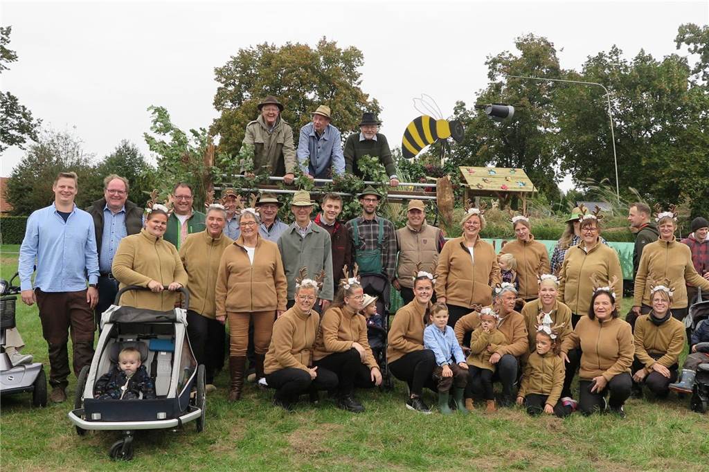 Fast 20 Gruppen, Nachbarschaften und Vereine beteiligten sich auf Einladung der Landjugend Erle/Rhade am Erntedankumzug in Erle. Er findet eigentlich alle drei Jahre statt und hat eine fast 100-jährige Tradition.