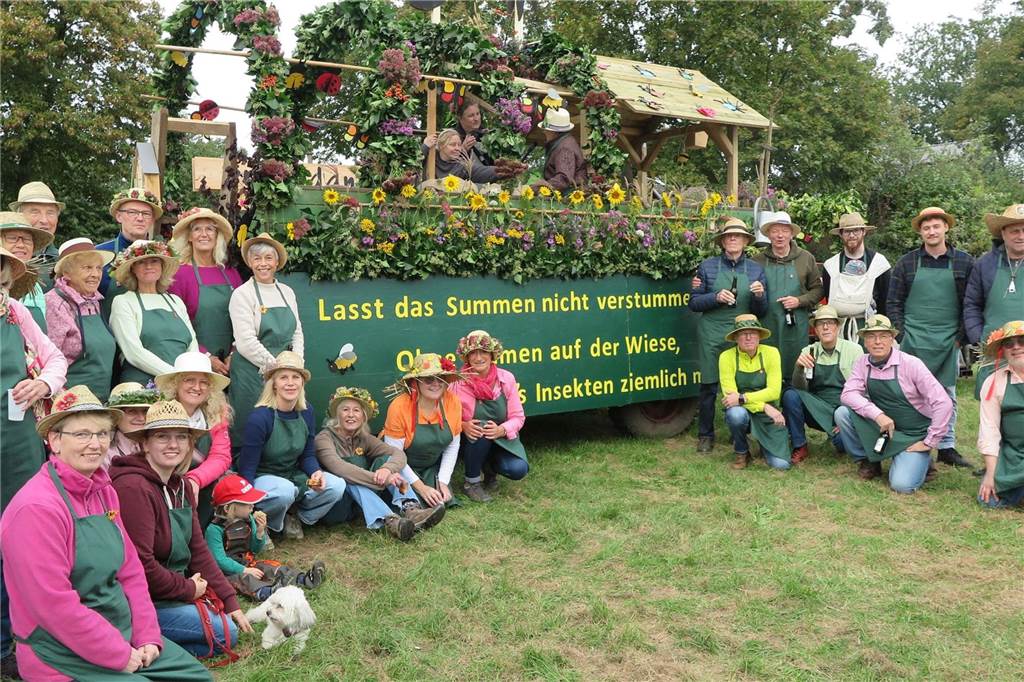 Fast 20 Gruppen, Nachbarschaften und Vereine beteiligten sich auf Einladung der Landjugend Erle/Rhade am Erntedankumzug in Erle. Er findet eigentlich alle drei Jahre statt und hat eine fast 100-jährige Tradition.