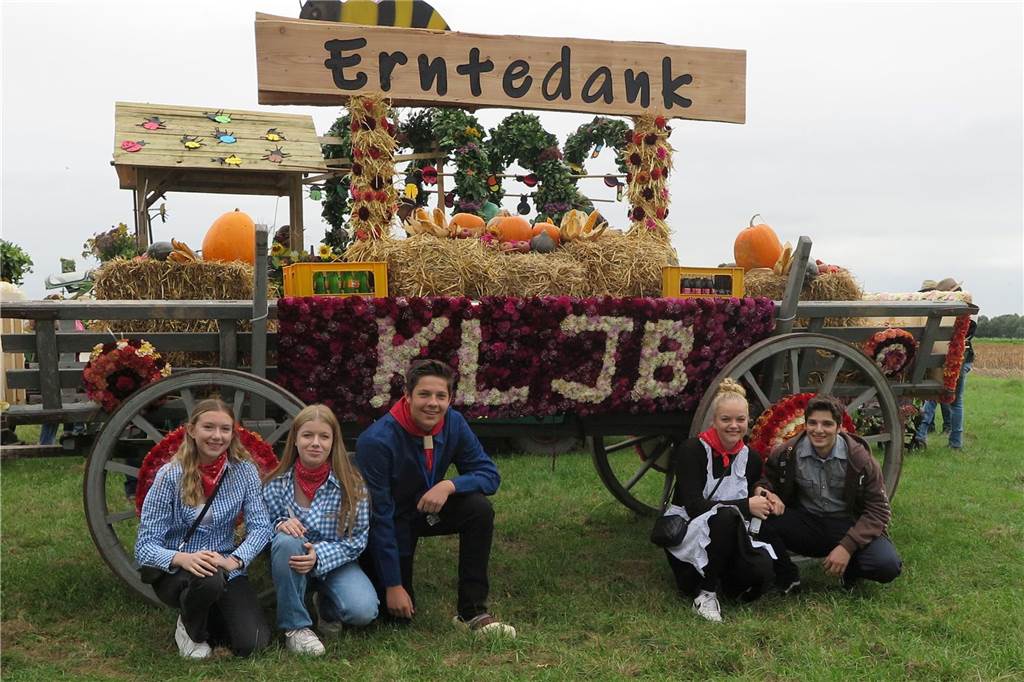 Fast 20 Gruppen, Nachbarschaften und Vereine beteiligten sich auf Einladung der Landjugend Erle/Rhade am Erntedankumzug in Erle. Er findet eigentlich alle drei Jahre statt und hat eine fast 100-jährige Tradition.