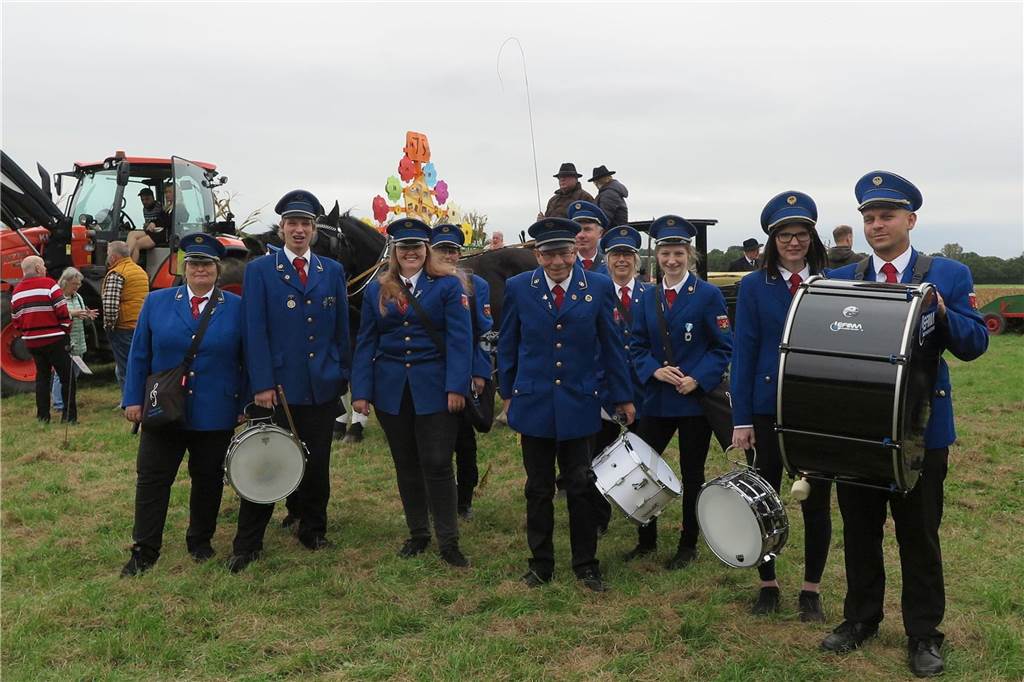 Fast 20 Gruppen, Nachbarschaften und Vereine beteiligten sich auf Einladung der Landjugend Erle/Rhade am Erntedankumzug in Erle. Er findet eigentlich alle drei Jahre statt und hat eine fast 100-jährige Tradition.