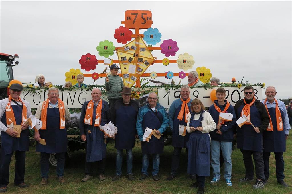 Fast 20 Gruppen, Nachbarschaften und Vereine beteiligten sich auf Einladung der Landjugend Erle/Rhade am Erntedankumzug in Erle. Er findet eigentlich alle drei Jahre statt und hat eine fast 100-jährige Tradition.