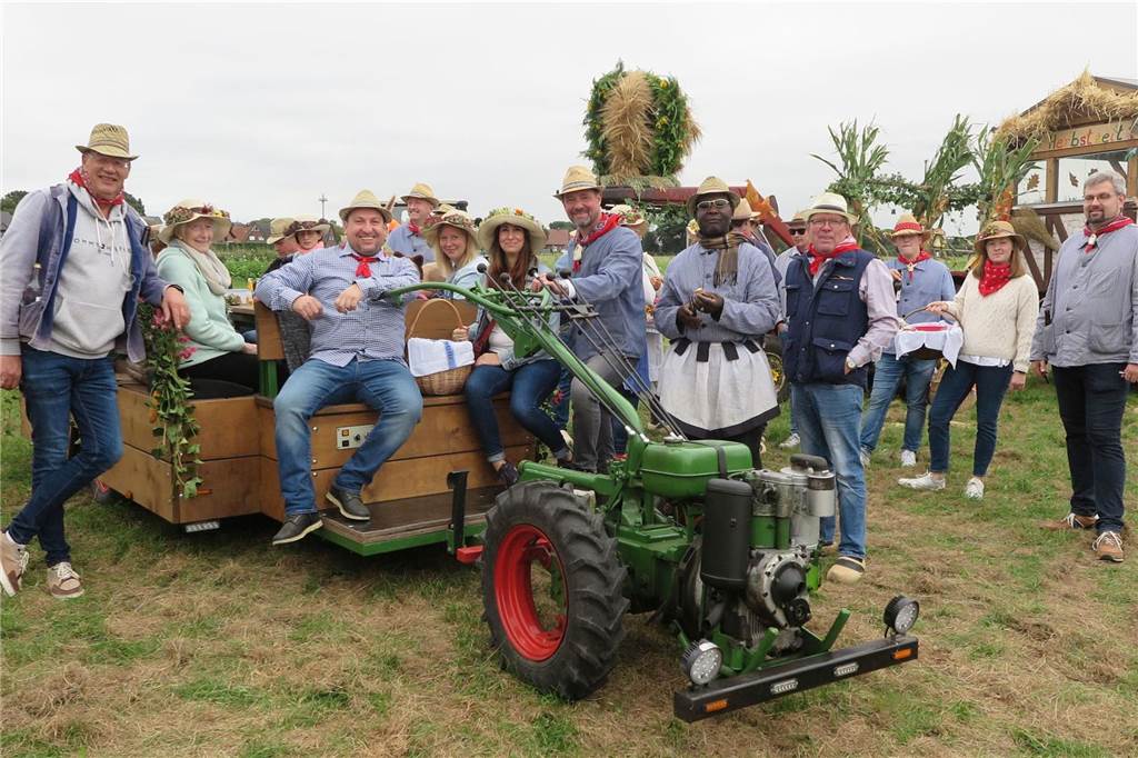 Fast 20 Gruppen, Nachbarschaften und Vereine beteiligten sich auf Einladung der Landjugend Erle/Rhade am Erntedankumzug in Erle. Er findet eigentlich alle drei Jahre statt und hat eine fast 100-jährige Tradition.