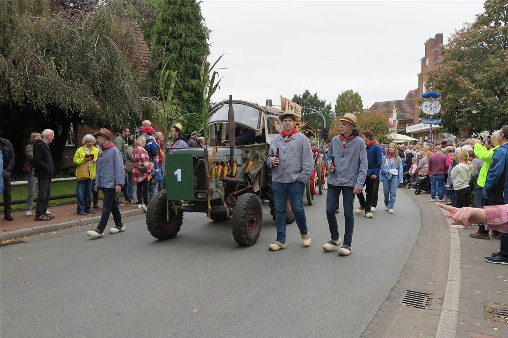 Fast 20 Gruppen, Nachbarschaften und Vereine beteiligten sich auf Einladung der Landjugend Erle/Rhade am Erntedankumzug in Erle. Er findet eigentlich alle drei Jahre statt und hat eine fast 100-jährige Tradition.