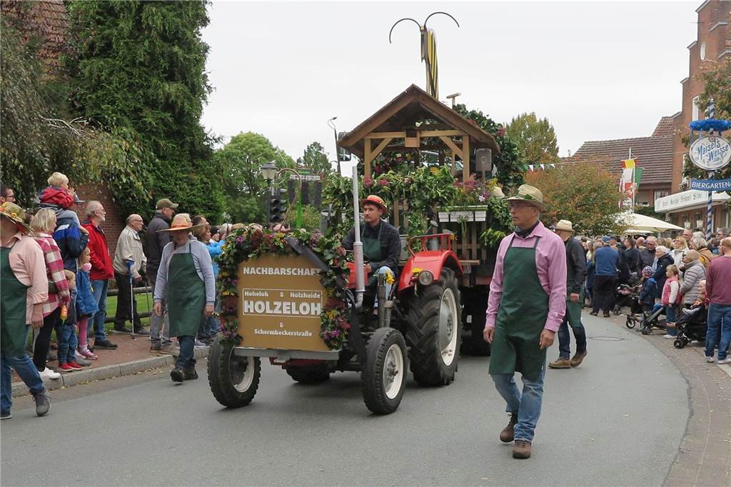 Fast 20 Gruppen, Nachbarschaften und Vereine beteiligten sich auf Einladung der Landjugend Erle/Rhade am Erntedankumzug in Erle. Er findet eigentlich alle drei Jahre statt und hat eine fast 100-jährige Tradition.