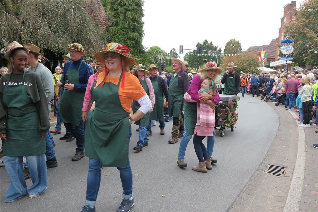 Fast 20 Gruppen, Nachbarschaften und Vereine beteiligten sich auf Einladung der Landjugend Erle/Rhade am Erntedankumzug in Erle. Er findet eigentlich alle drei Jahre statt und hat eine fast 100-jährige Tradition.