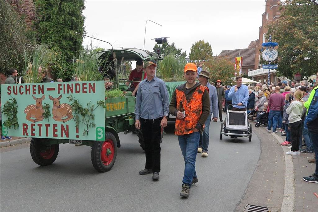 Fast 20 Gruppen, Nachbarschaften und Vereine beteiligten sich auf Einladung der Landjugend Erle/Rhade am Erntedankumzug in Erle. Er findet eigentlich alle drei Jahre statt und hat eine fast 100-jährige Tradition.