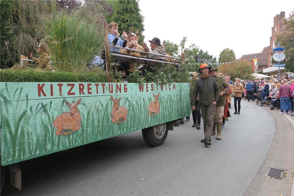 Fast 20 Gruppen, Nachbarschaften und Vereine beteiligten sich auf Einladung der Landjugend Erle/Rhade am Erntedankumzug in Erle. Er findet eigentlich alle drei Jahre statt und hat eine fast 100-jährige Tradition.