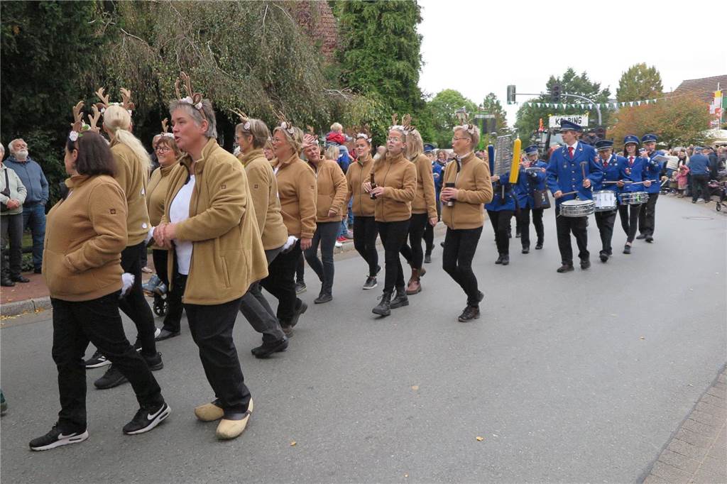 Fast 20 Gruppen, Nachbarschaften und Vereine beteiligten sich auf Einladung der Landjugend Erle/Rhade am Erntedankumzug in Erle. Er findet eigentlich alle drei Jahre statt und hat eine fast 100-jährige Tradition.