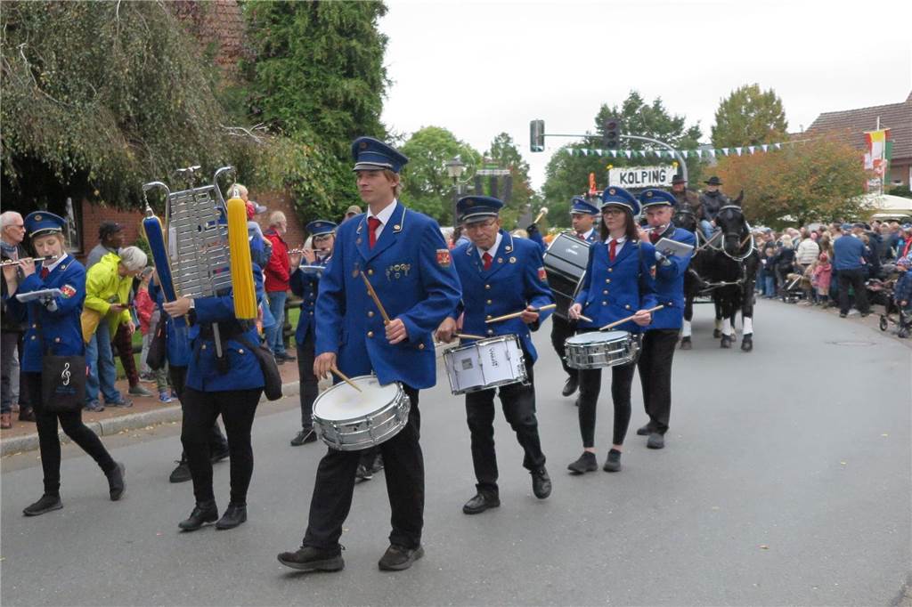 Fast 20 Gruppen, Nachbarschaften und Vereine beteiligten sich auf Einladung der Landjugend Erle/Rhade am Erntedankumzug in Erle. Er findet eigentlich alle drei Jahre statt und hat eine fast 100-jährige Tradition.