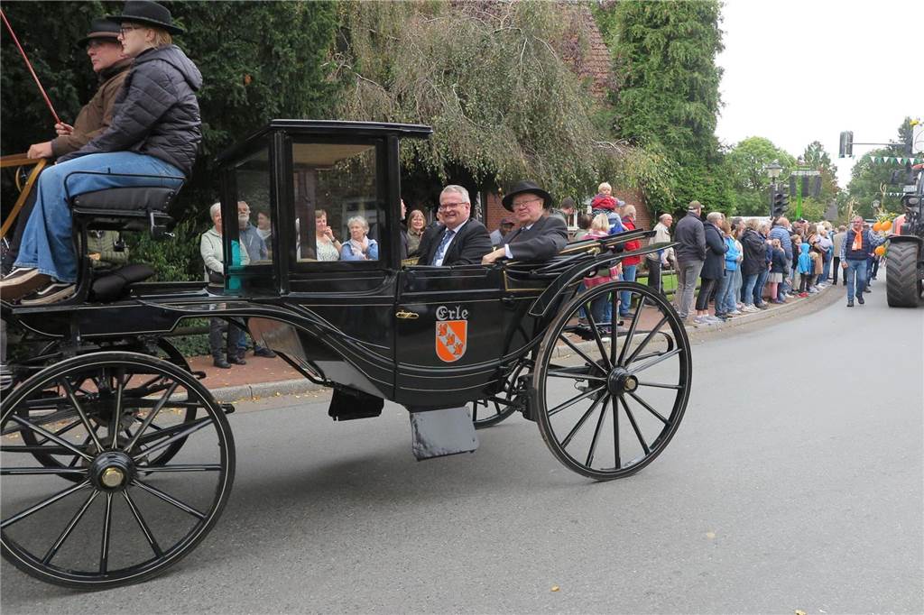 Fast 20 Gruppen, Nachbarschaften und Vereine beteiligten sich auf Einladung der Landjugend Erle/Rhade am Erntedankumzug in Erle. Er findet eigentlich alle drei Jahre statt und hat eine fast 100-jährige Tradition.