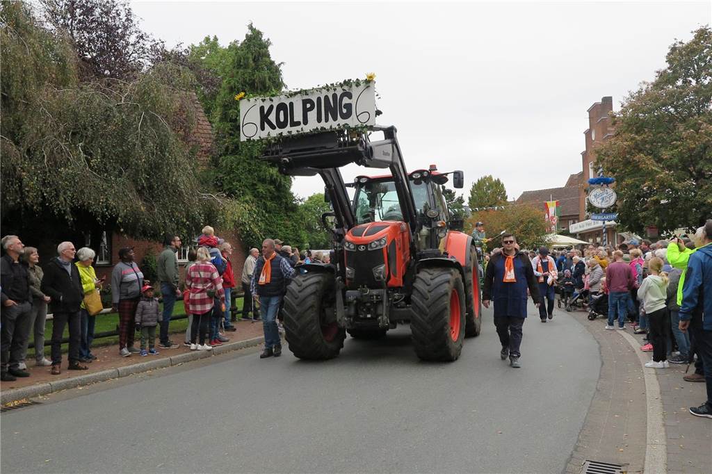 Fast 20 Gruppen, Nachbarschaften und Vereine beteiligten sich auf Einladung der Landjugend Erle/Rhade am Erntedankumzug in Erle. Er findet eigentlich alle drei Jahre statt und hat eine fast 100-jährige Tradition.