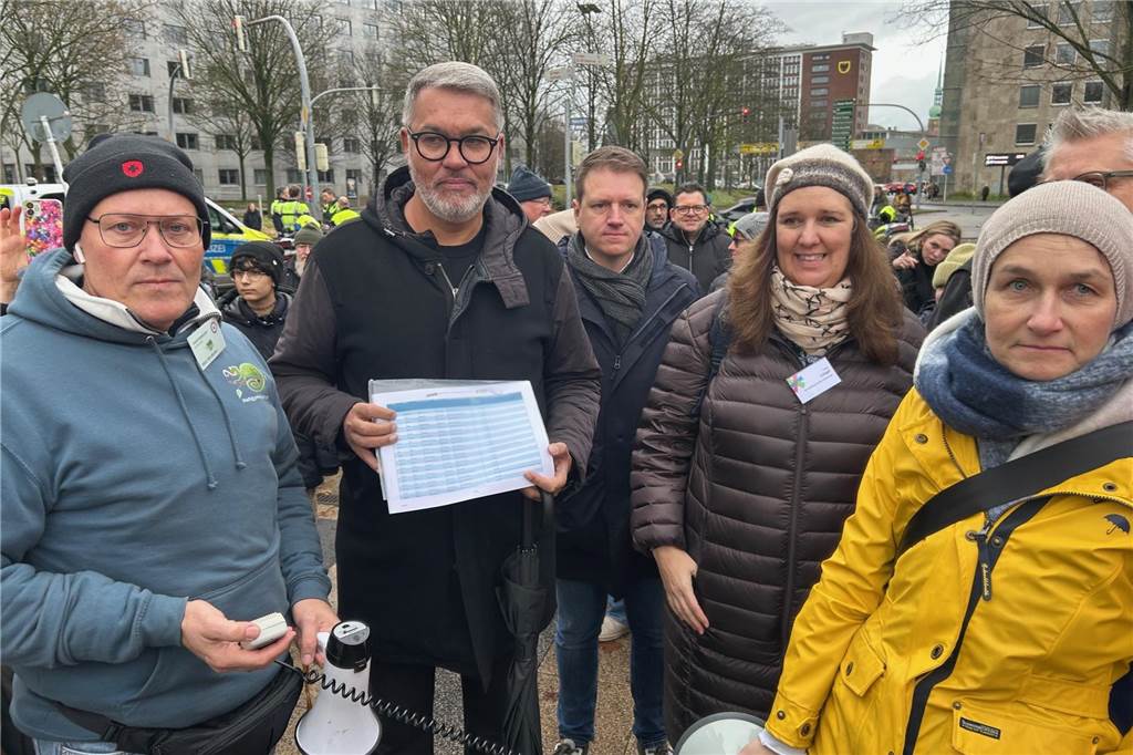 Demonstranten stehen um Dortmunds Oberbürgermeister Thomas Westphal, der eine Unterschriftenliste in der Hand hält