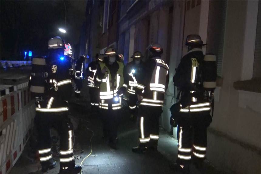 Grill in Dortmunder Nordstadt-Wohnung wurde lebensgefährlich Fast 30 Kräfte von Feuerwehr und Rettungsdienst waren wegen eines im Innenraum betriebenen Holzkohlegrills am Sonntagabend in der Dortmunder Nordstadt im Einsatz.